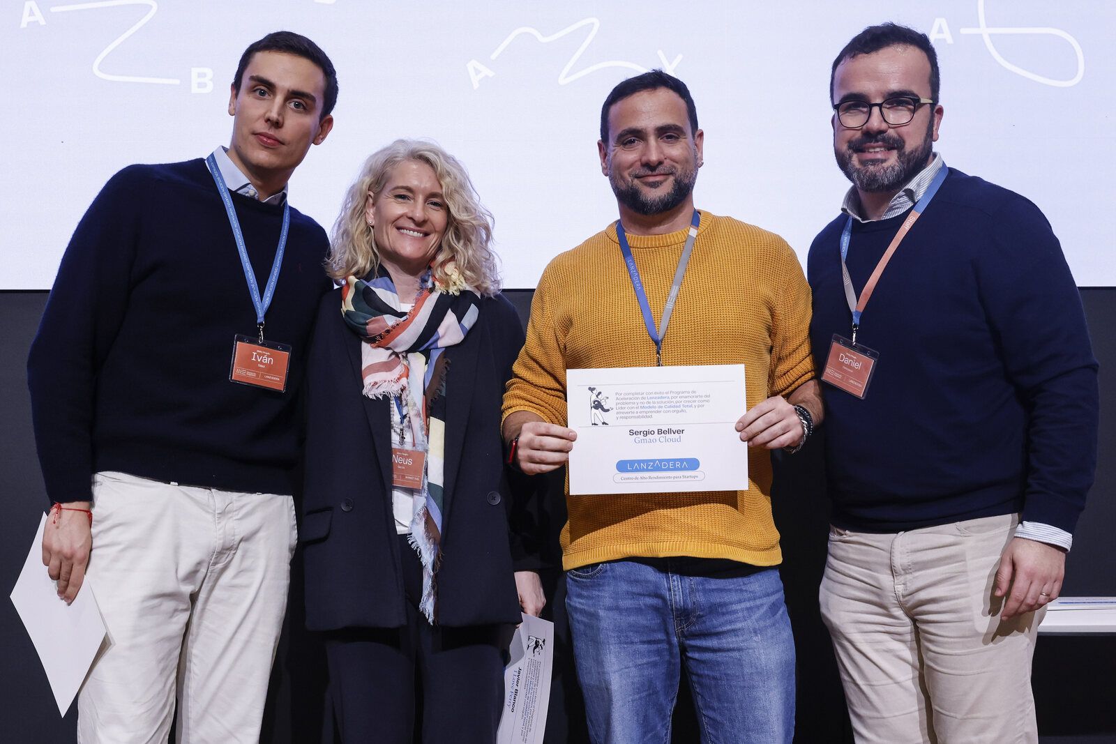 Entrega del diploma de Lanzadera a Sergio Bellver sobre el escenario, al terminar el programa.