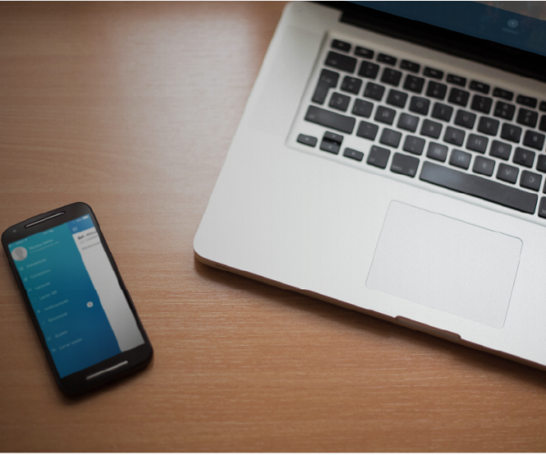 APP GMAO CLOUD - movil en la mesa