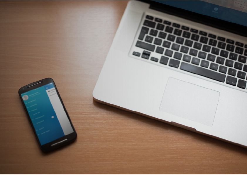 APP GMAO CLOUD - movil en la mesa
