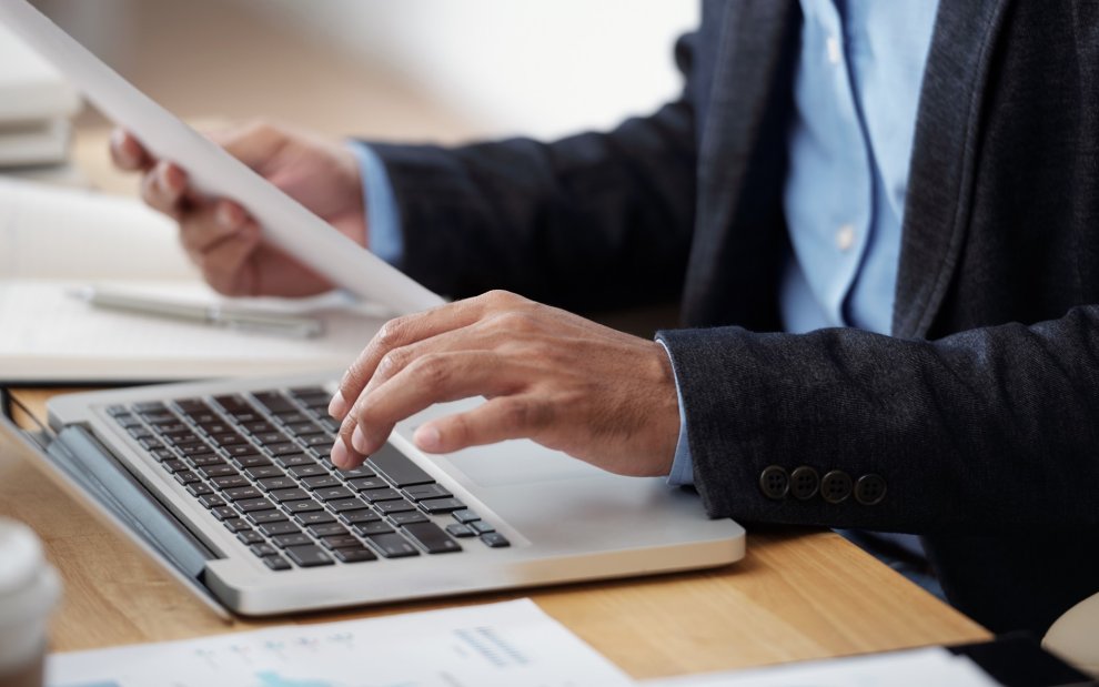 gmao gratuito - ordenador y papel