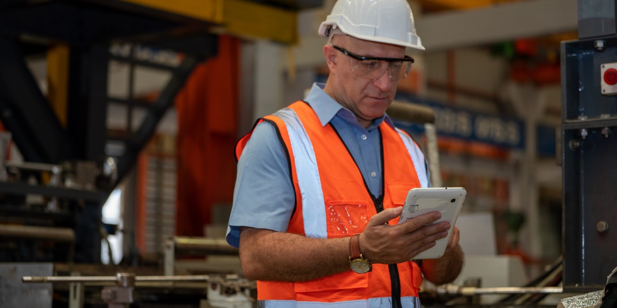 GMAO para gestión mantenimiento preventivo – persona en el almacén GMAO para gestión mantenimiento preventivo - persona en el almacén