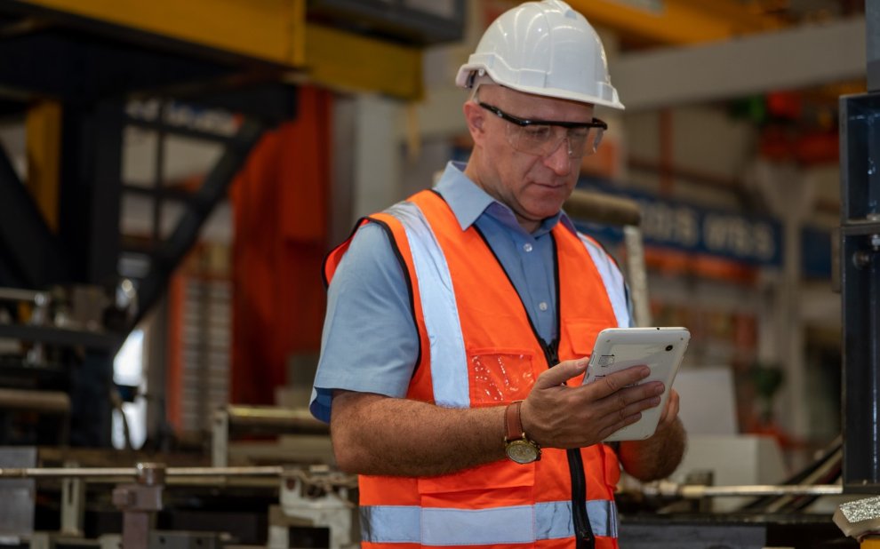 GMAO para gestión mantenimiento preventivo - persona en el almacén