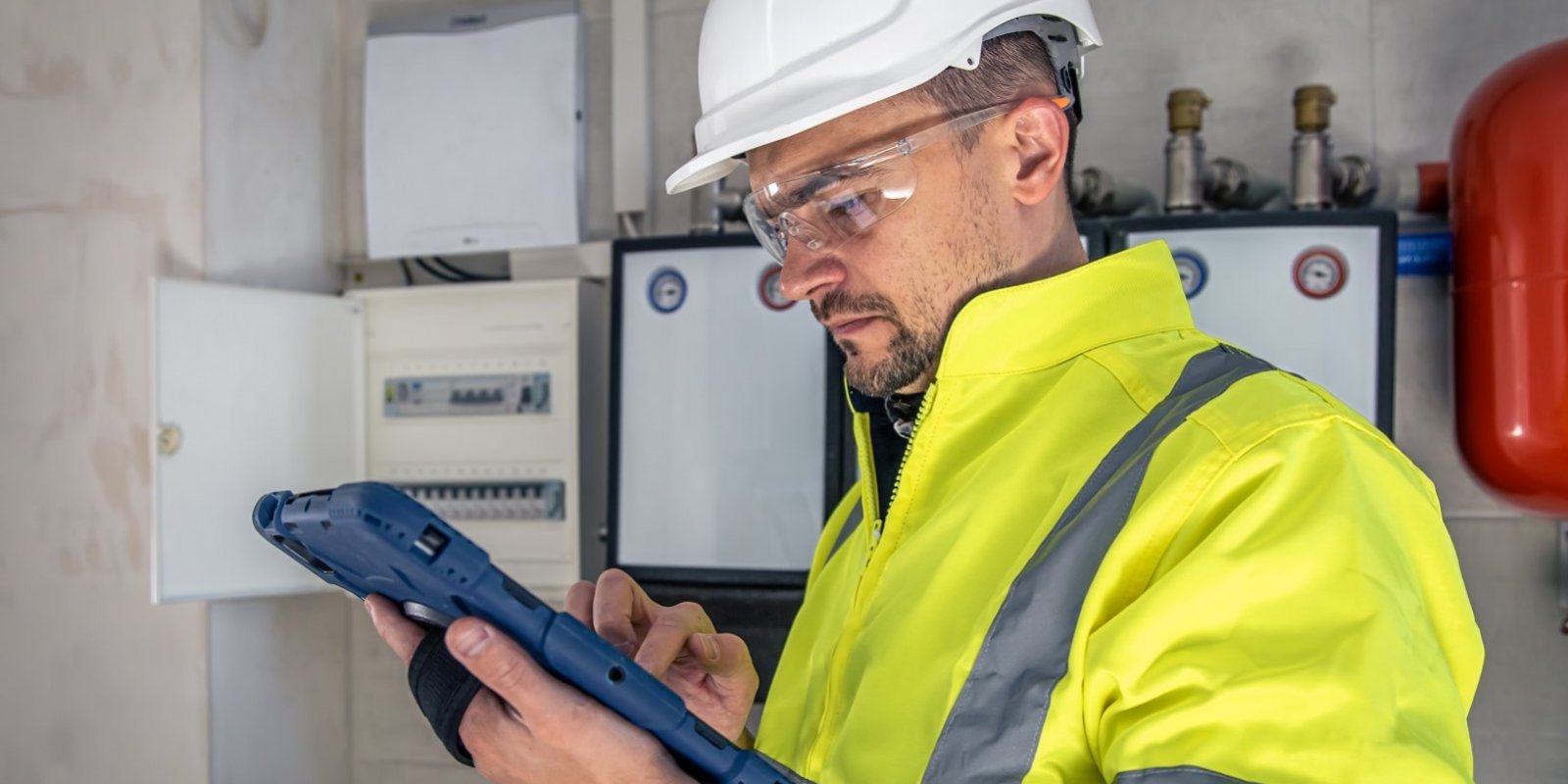 GMAO en la nube - técnico trabajando