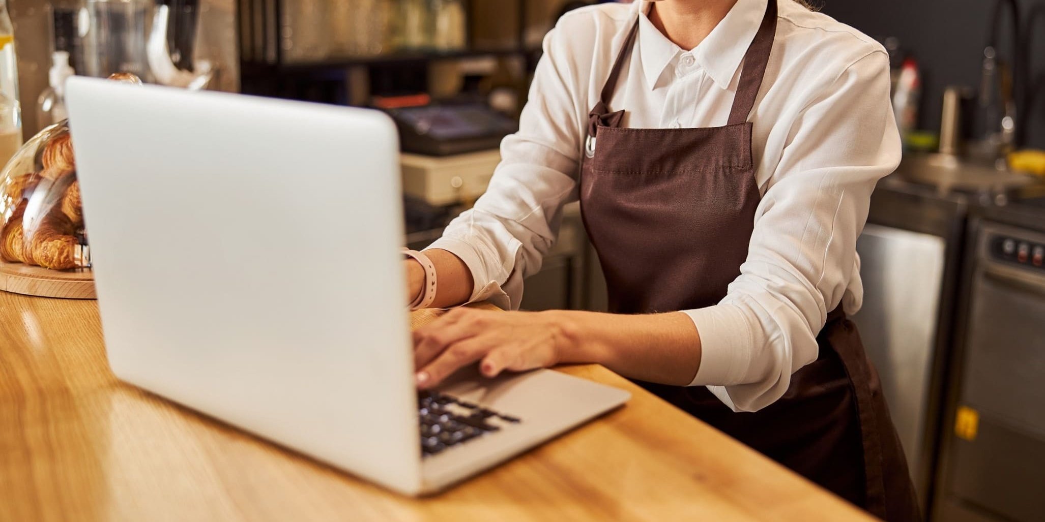 GMAO para cadenas de restaurantes - ordenador ayuda