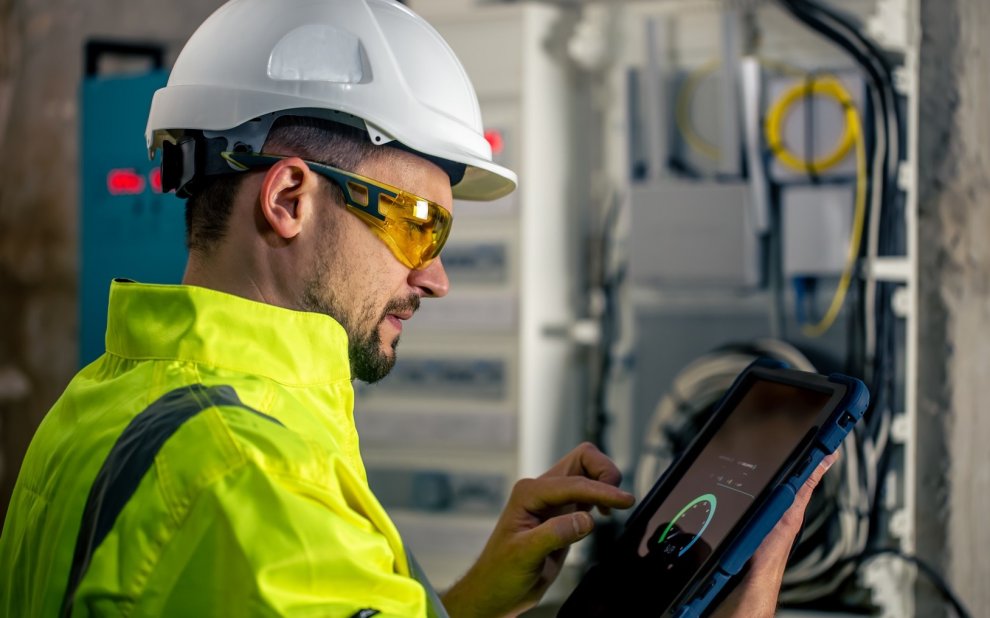 mantenimiento predictivo - tecnico con maquinaria