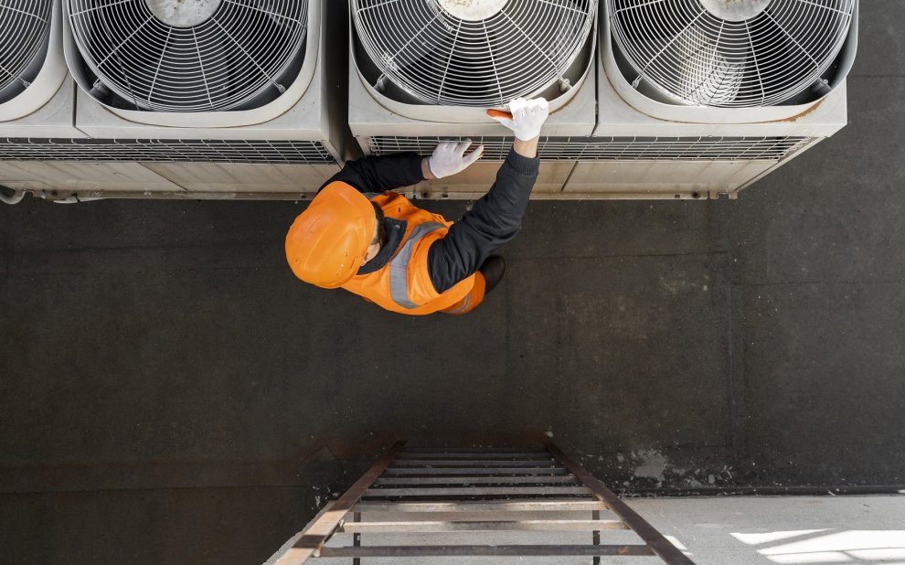 GMAO para empresas de climatización - operario desde arriba
