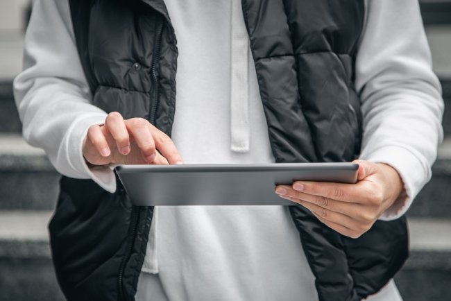 programa de mantenimiento planificado – técnico con tablet programa de mantenimiento planificado - técnico con tablet