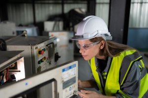 gestión del mantenimiento planificado - mujer revisando